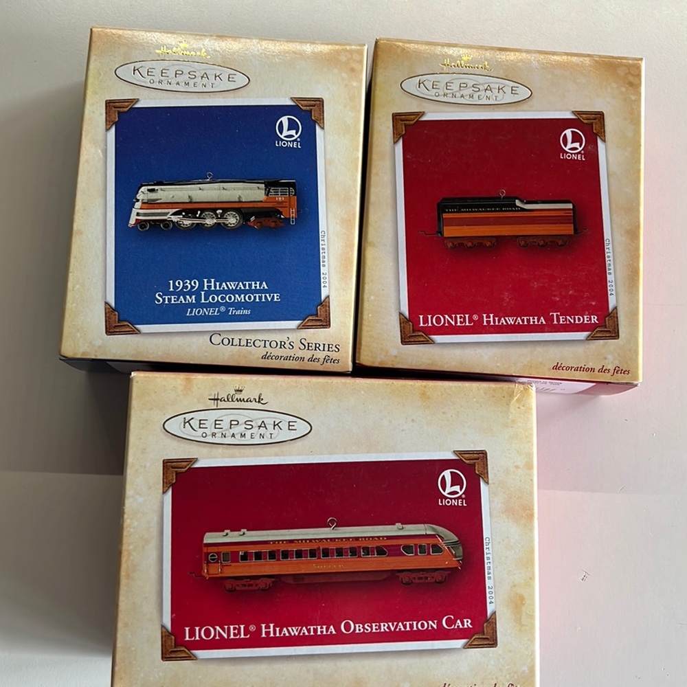 HALLMARK KEEPSAKE ORNAMENT